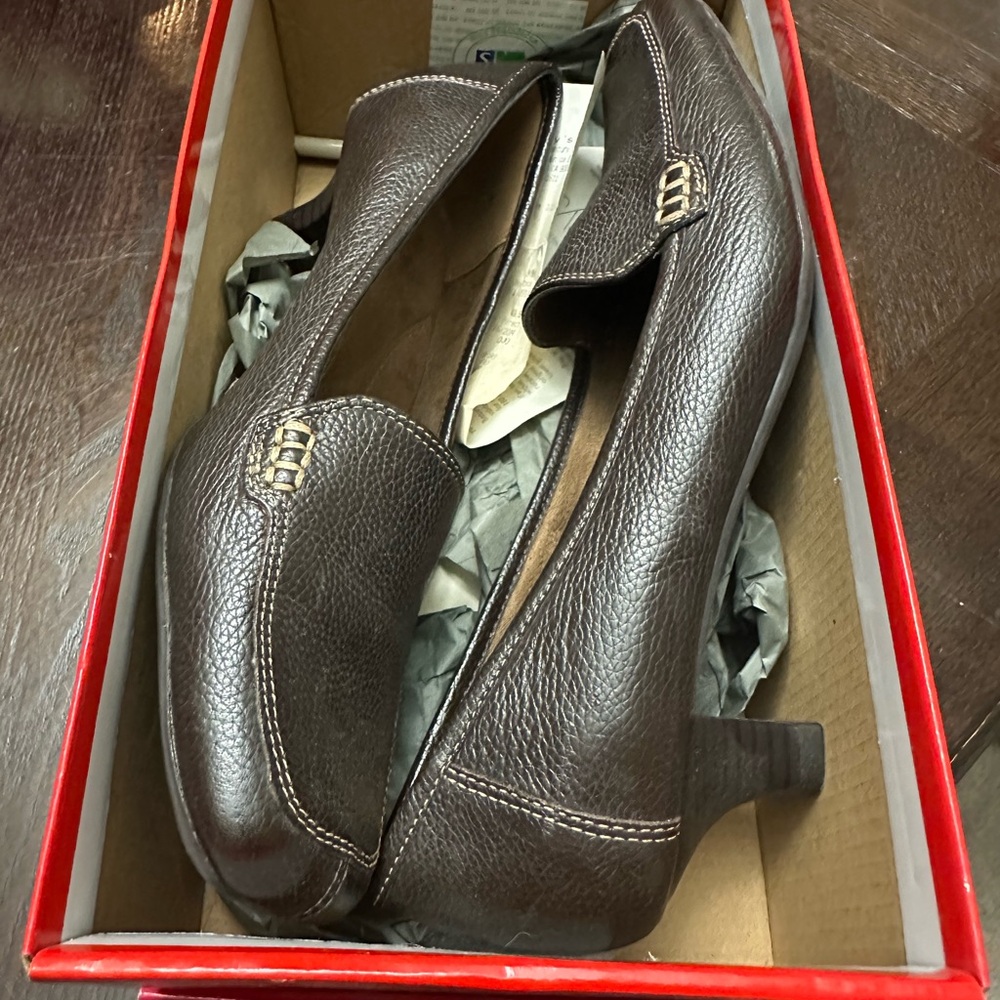 AEROSOLES Dark Brown Magical Power Slip-on Kitten Heels 844 NWB